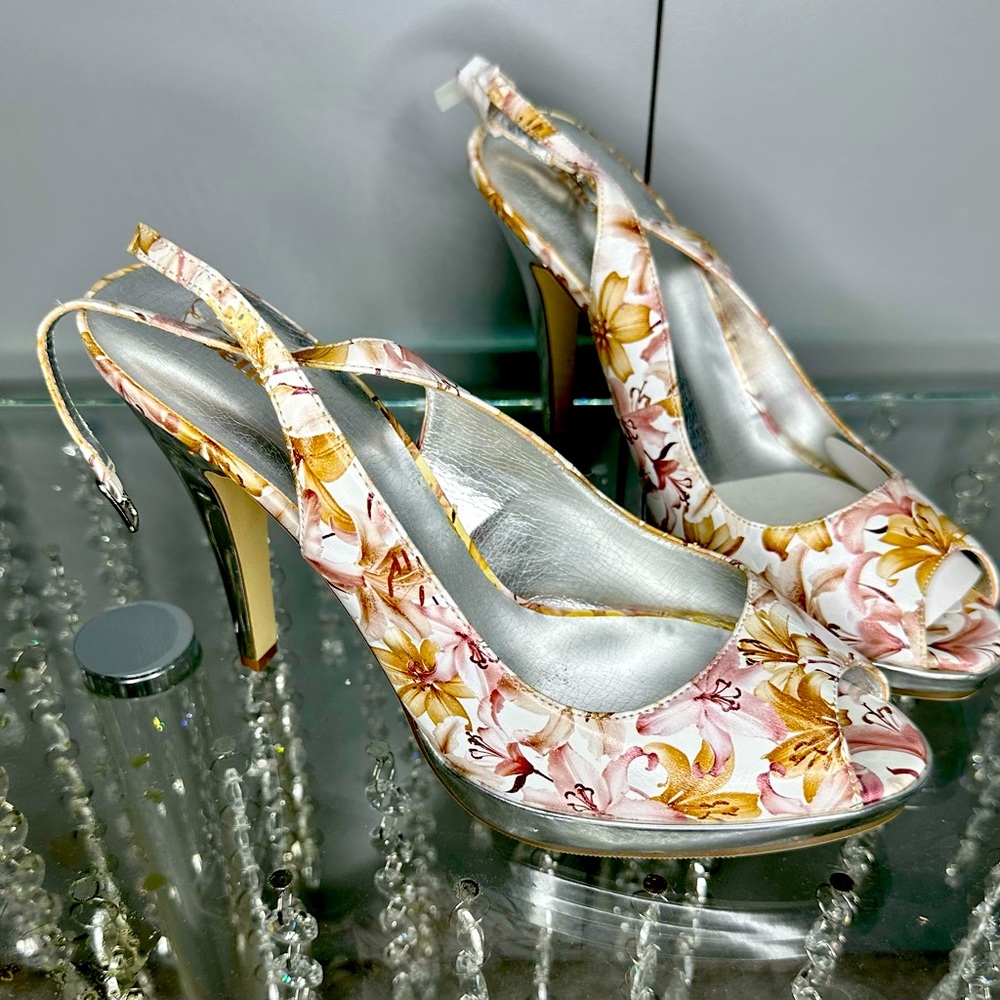 Beautiful fun summer shoes. Size 8. It says size 9 but is a true 8